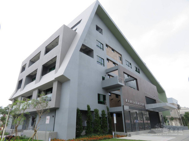 屏東縣政府生態節能大樓正式啟用，是全國第一座黃金級的綠建築環保局。（屏東縣政府提供）