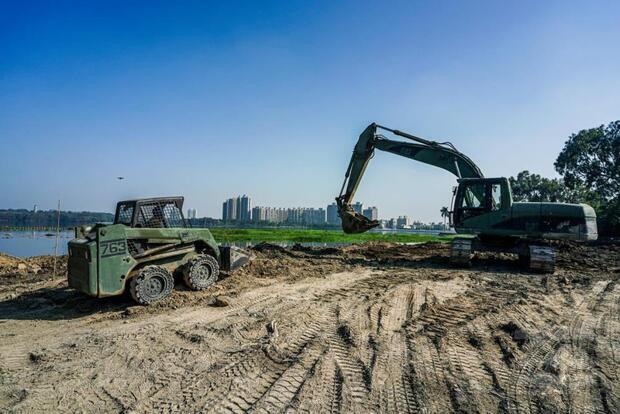 海軍陸戰隊澄清湖清淤作業。