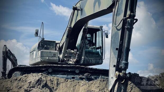 陸軍工兵訓練中心阿公店水庫清淤作業。