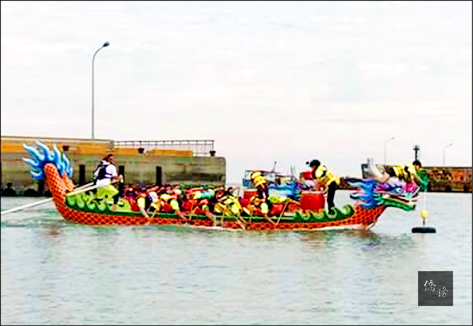 大園海上龍舟競賽於竹圍漁港登場，今天舉行複賽、決賽。（自由時報提供）