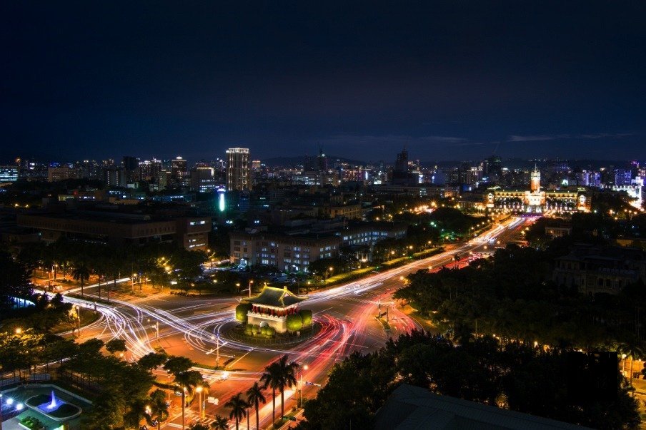 東門(景福門)燈光修復後模擬夜景。(圖/台北市政府)