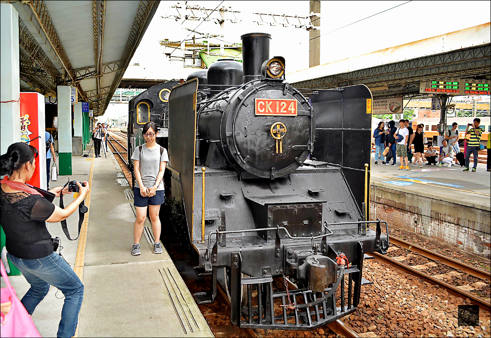 國寶級CK124蒸汽火車頭在彰化火車站展出，吸引鐵道迷搶拍。（自由時報提供）