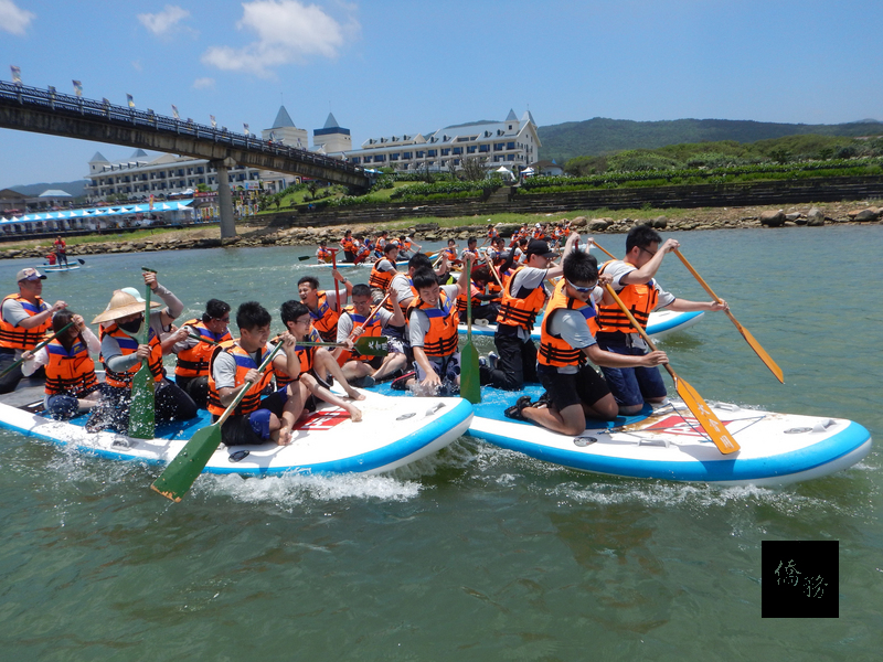 暑假將至，台北市體育局舉辦親水體驗活動，歡迎民眾從10日起至8月13日止，每週六、日到大佳河濱公園大直橋下體驗水上運動，包括「獨木舟」、「SUP立槳式浪板」、「傳統竹筏」及「龍舟」等，今年還提供「雷射型帆船」體驗課程。 （圖／台北市體育局）