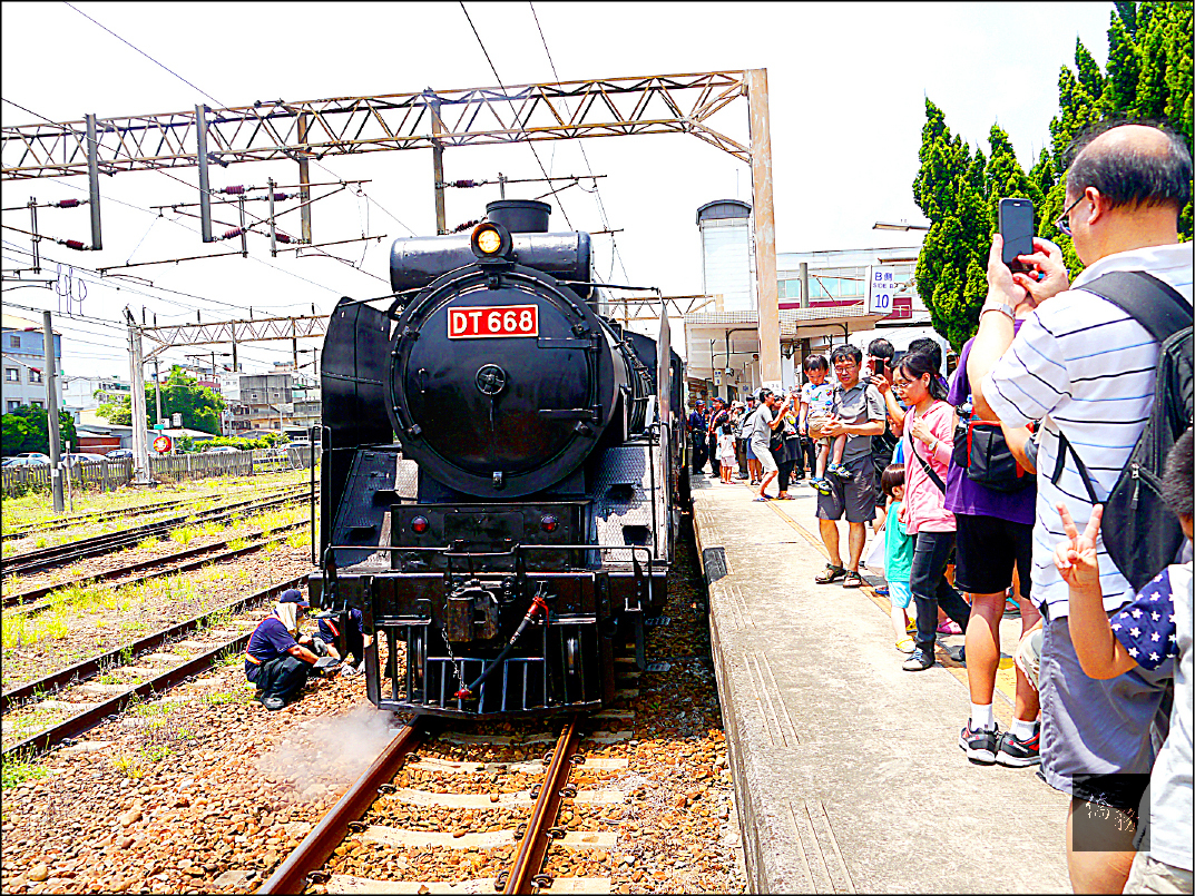 DT668（國王級）蒸汽火車駛入大甲站。（自由時報提供）