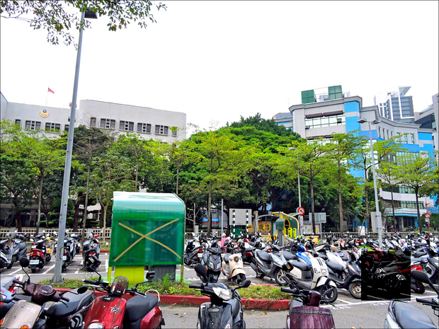 板橋捷運府中站3號出口緊鄰機車停車場,四周有欄杆圍起,阻隔行人動線。(自由時報提供)