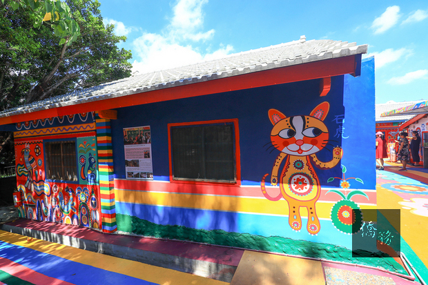 位於台中市南屯區的彩虹眷村已是國際知名觀光景點，台中市政府去年底展開修繕，2日舉行「雨過彩虹」彩虹眷村修繕完工記者會，台中市長林佳龍也與彩虹爺爺一起彩繪可愛石虎圖樣（圖）。
