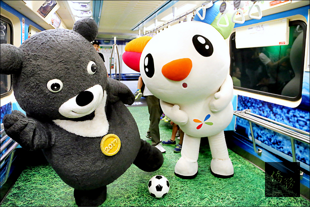 悠遊卡吉祥物「BEBE」與世大運「熊讚」，「快閃」搭乘世大運彩繪列車，引起民眾注目。圖為比賽足球畫面。（圖／悠遊卡公司）