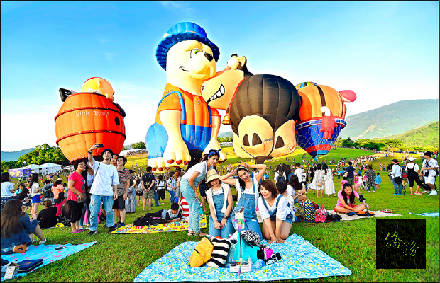 來自全國各地的遊客把握台東熱氣球季最後一天，到鹿野高台賞球。（自由時報提供）