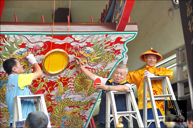 王船進行點晴儀式, 大總理許振生(右一)、東隆宮董事長伍水源(右二)及到場來賓舉行。(自由時報提供)