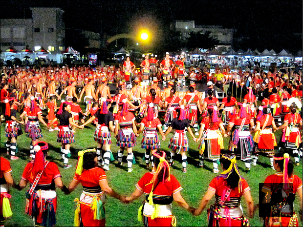 玉里鎮聯合豐年節本週六登場,熱鬧的大會舞邀請遊客一起加入同歡。(自由時報提供)