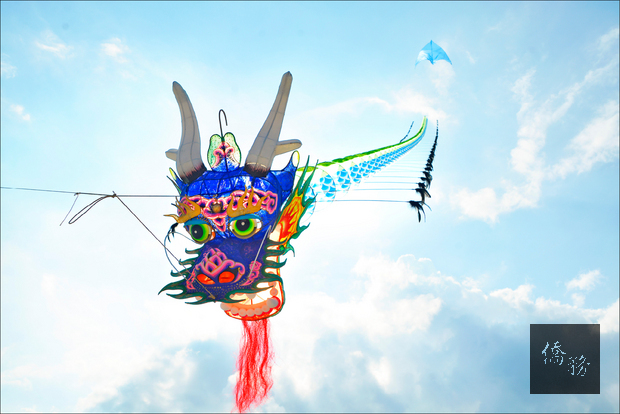 花蓮「太平洋公園風箏嘉年華」登場，湛藍天空齊聚上百款各式造型風箏，其中還有一條飛龍翱翔天際，吸引許多遊客目光。（自由時報提供）