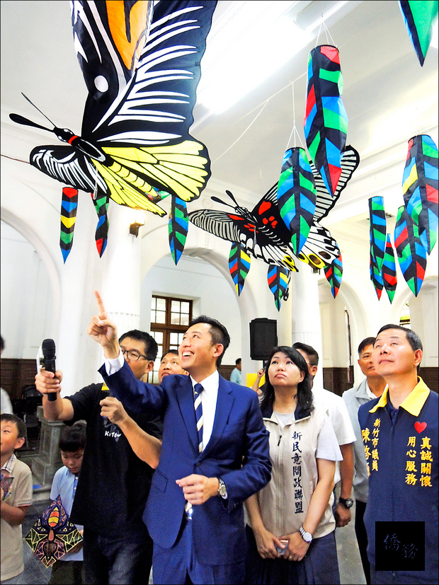 蝴蝶風箏飛進新竹州廳古蹟大廳！由國際風箏大師手工車縫的擬真蝴蝶風箏，在新竹市府大廳全球首展。（自由時報提供）