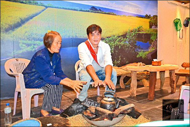 阿美族藝術家陳昭興（右）以漂流木鑿刻一系列原民傳統木器，數十件作品即日起在花蓮原住民族文化館展出。（自由時報提供）