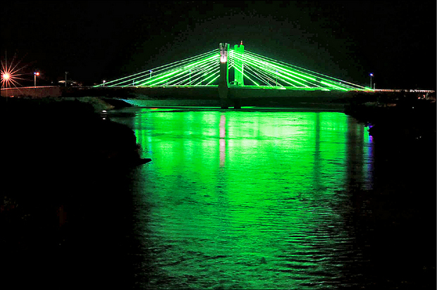 車城景觀橋光雕燈103年測試後就損壞,經過多次維修終於修復,每晚7點到10點亮燈到年底。(自由時報提供)