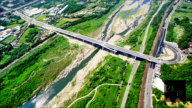 三鶯二橋橫跨大漢溪，穿越國道與鐵路等設施，困難度相當高。	（工務局提供）