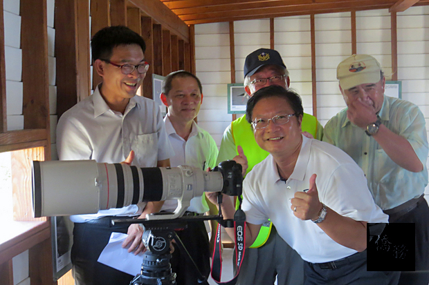 交通部觀光局雲嘉南濱海國家風景區管理處長徐振能（前右）等人，11日前往即將啟用的台南市七股區頂山賞鳥亭，透過相機長鏡頭觀賞鳥況。（中央社提供）