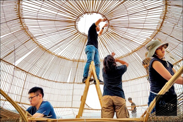 由遊客與藝術家製作的「魚筌」地景作品，以不同視角觀看，會有迥異的視覺感受。（日管處提供）