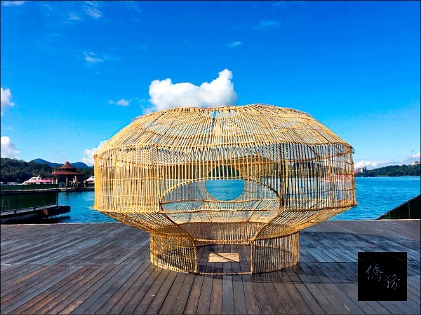 日月潭伊達邵出現由遊客與藝術家製作的「魚筌」地景作品，透過藝術手法展現邵族的傳統捕魚工具。（日管處提供）