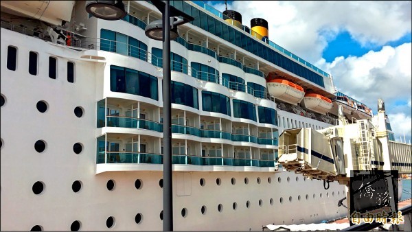 歌詩達新浪漫號排水量達5.7噸，可容納1800名旅客。（自由時報提供）