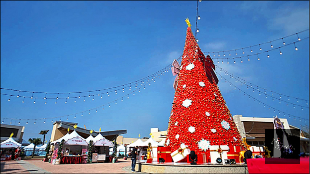 華泰名品城在戶外打造「桃園聖誕村」，還有十五公尺高的巨型聖誕樹，並配合機捷冬季一日票活動，推出優惠券。（自由時報提供）
