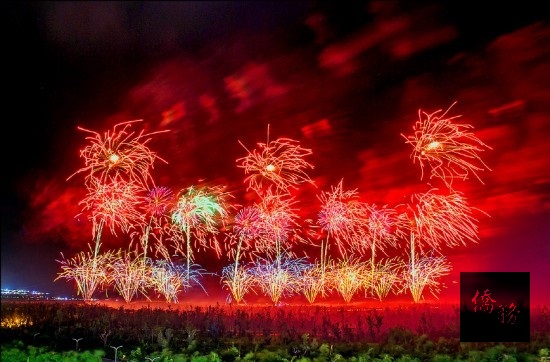 國慶焰火在台東登場，火樹銀花一簇簇在頭頂的夜空綻放，就像是七彩顏色在黑夜中作畫。（自由時報提供）