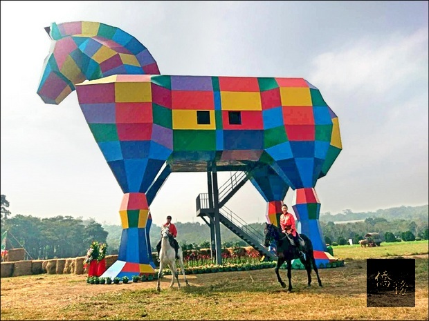 16米高的彩虹馬,色彩繽紛,相當吸睛。(自由時報提供)