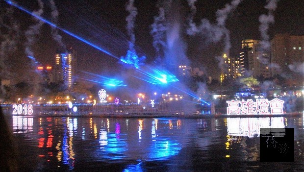 2018高雄燈會18日於愛河熱鬧登場，搭配「魔光幻影水上展演」（圖），河上裝置藝術結合水霧、投影及雷射特效，如夢似幻。(中央社提供)
