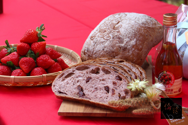 農曆春節正值苗栗大湖草莓盛產期，高雄麵包師陳耀訓以大湖草莓果乾融入歐式麵包，榮獲法國世界麵包大賽冠軍，另類展現草莓風味，遊客除可採摘鮮果，也可向農會預購品嚐世界冠軍麵包。