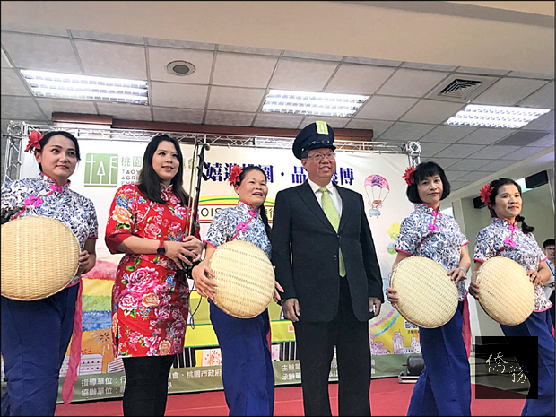 市長鄭文燦(右三)化身農博車車長,推薦遊客透過農博小旅行,體驗桃園旅遊觀光的獨特魅力。(自由時報提供)