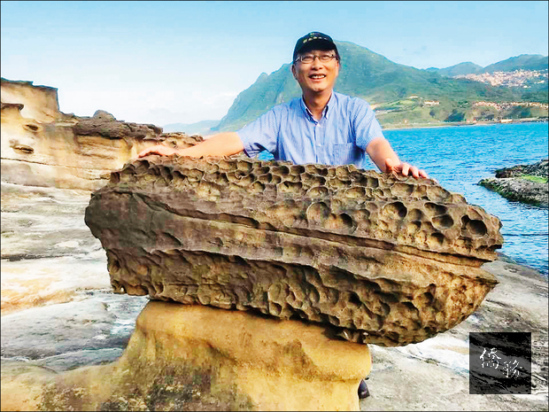瑞芳區長陳奇正發現深澳岬有顆奇特石頭，外型和花生相似度達百分之百，令人驚艷。（陳奇正提供）