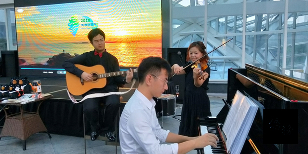 除了登廣告及辦說明會，以音樂會及帶動唱方式向陸客推廣台灣觀光，成為新的宣傳方式。台旅會便選擇週末夜晚，在四川成都舉行與觀眾互動、具有台灣風情的音樂會，帶動現場氣氛。圖為參與演出的兩岸音樂家。（中央社提供）