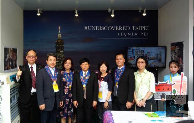 第16屆亞洲旅遊推廣會議（CPTA）6日至9日在越南河內市舉行，包會員城市旅遊促進會等活動，台北市觀光傳播局應邀出席。圖為主辦單位和河內市官方代表前往台灣攤位參觀。（中央社提供）