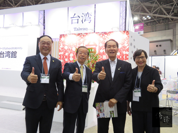 台灣觀光協會會長葉菊蘭（右）在東京旅展籲日本政府
鼓勵國民申請護照到台灣等海外旅遊。日本香川縣知事
濱田惠造（右2）表示會更努力。（中央社提供）