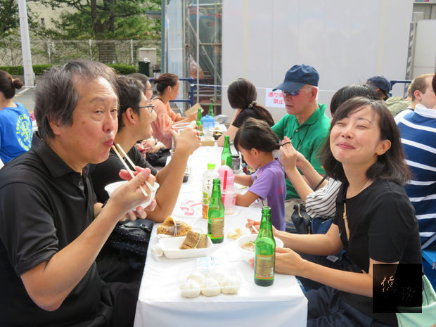 東京鐵塔台灣祭（美食節活動）6日至8日在東京鐵塔下舉行，適逢日本3天連假，以及來自中國「十一長假」的遊客，攤販生意強強滾。（中央社提供）