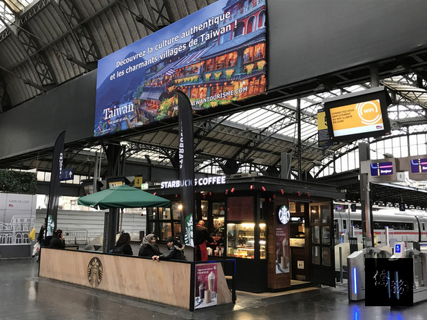 交通部觀光局在法國巴黎主要火車站之一的東站候車大廳掛了兩幅大型旅遊廣告，主題分別是台灣茶園風光及九份景色，向歐洲旅客宣傳台灣之美。（中央社提供）