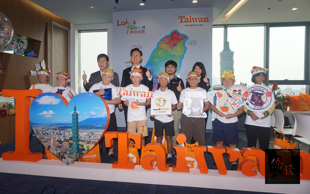 台灣觀光局邀請海外弱勢兒童到台灣過節，21日有8名泰國孤兒院童（前排）在觀光局曼谷辦事處舉辦行前聚會合影。