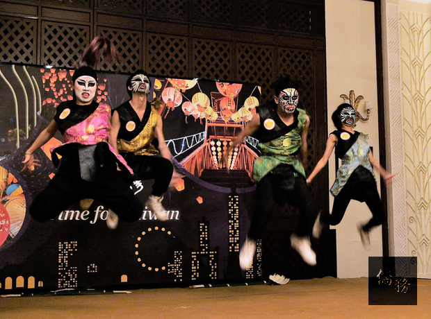觀光局21日晚在新德里帝國飯店舉辦2019年台灣觀光推廣會，並邀請鐵四帝結合台灣宮廟陣頭八家將與現代舞步及印度寶萊塢音樂演出熱力四射的舞蹈。（中央社提供）