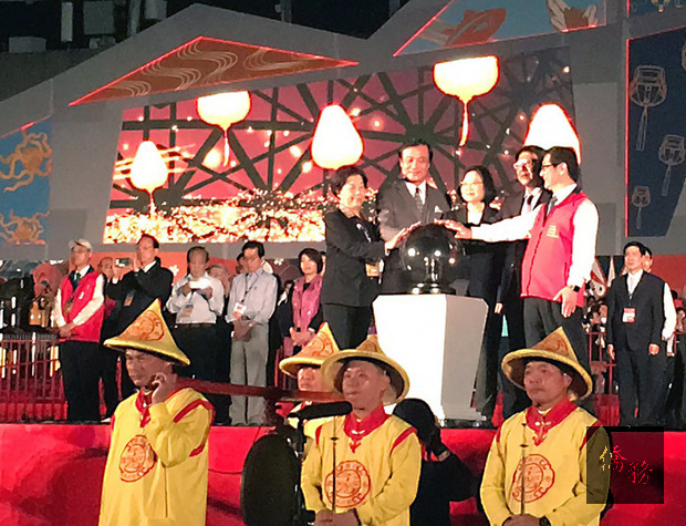 台灣燈會今年首度移師屏東縣舉行，19日元宵夜在東港鎮大鵬灣舉辦開幕式，總統蔡英文（台上前右3）等人主持點燈，宣告燈會正式起跑。（中央社提供）