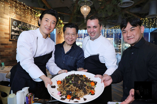 台灣美食家陳鴻（左1）與駐新加坡代表梁國新（左2）以台灣烏魚子，結合西班牙主廚頂級食材松露，共同創製烏金拌拌麵，獨特中西合璧料理吸人氣。（中央社提供）