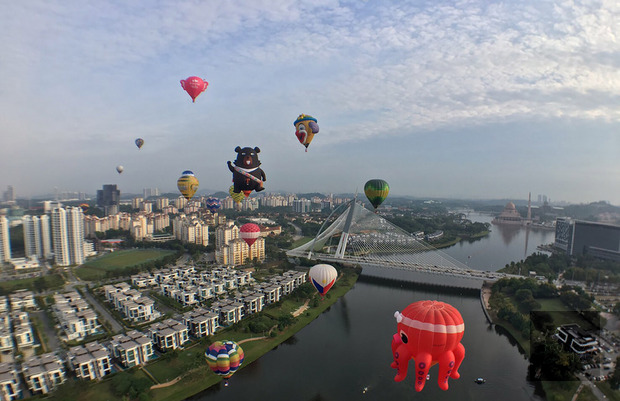 第10屆「馬來西亞布城熱氣球嘉年華」於3月28日-31日舉行，主辦單位特別邀請台灣的「喔熊造型熱氣球」前來參加，成為喔熊世界展演首航的第一站。