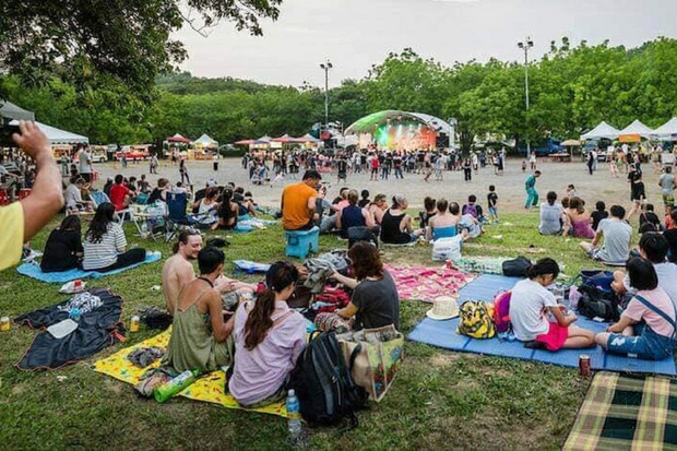 台南市政府5月4日、5日將在虎頭埤風景區舉辦「2019 Tainan May Jam台南五月音樂季」，邀請多國表演團隊接力演出，歡迎民眾踴躍參與。圖為上屆活動現場盛況。