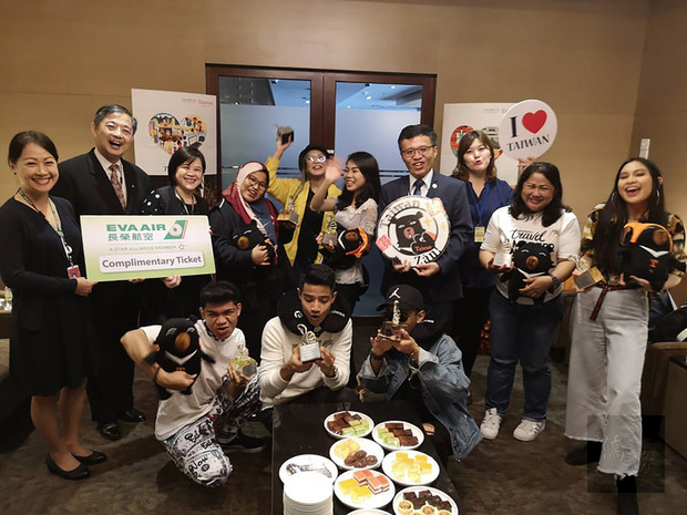 觀光局吉隆坡辦事處與長榮航空馬來西亞分公司攜手合作，邀請6位明星級的網路紅人，體驗7天6夜的台灣旅程，網紅團在出發前大合照。（中央社提供）
