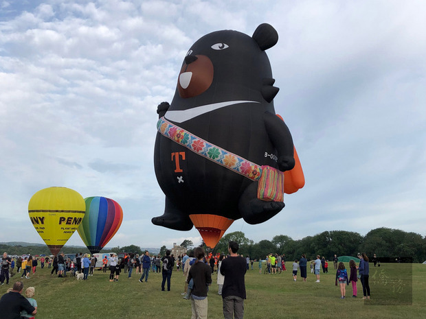 英國布里斯托國際熱氣球節每年吸引50萬人以上參加。台灣的「喔熊」造型熱氣球今年共襄盛舉，8日一大早升空。（觀光局駐法蘭克福辦事處提供）