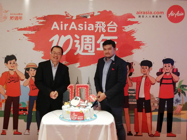 亞洲最大低成本航空公司亞洲航空（AirAsia）自2009年7月進軍台灣，今年已滿10年，AirAsia長程運輸首席執行長班雅明（Benyamin Ismail）（右）20日在台與AirAsia台灣區行銷業務總經理陳長星（左）切蛋糕同慶。