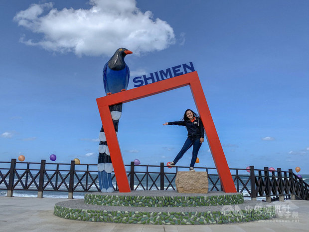 位於新北市石門山溪觀海平台的台灣藍鵲打卡框，所屬位置可遠眺富貴角燈塔，吸引不少民眾前往拍照。（石門區長林俊宏提供）