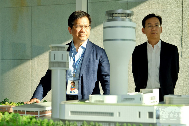 交通部長林佳龍(左)12日視察桃園國際機場新塔台,稱讚新塔台的野柳女王頭造型設計優美,整合15種系統,提供更安全有效率的飛航服務。(中央社提供)