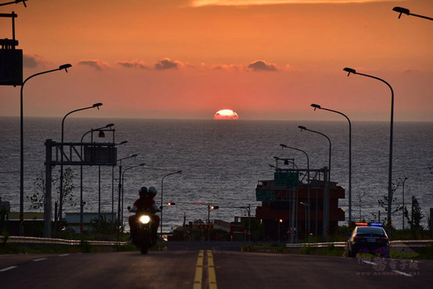 交通部公路總局發起票選台灣最美10大景觀公路,由台
61線通霄路段奪冠。苗栗通霄在地攝影師張文煥捕捉到西濱新埔聯絡道海上落日美景(圖),被譽為西部太麻里。(中央社提供)