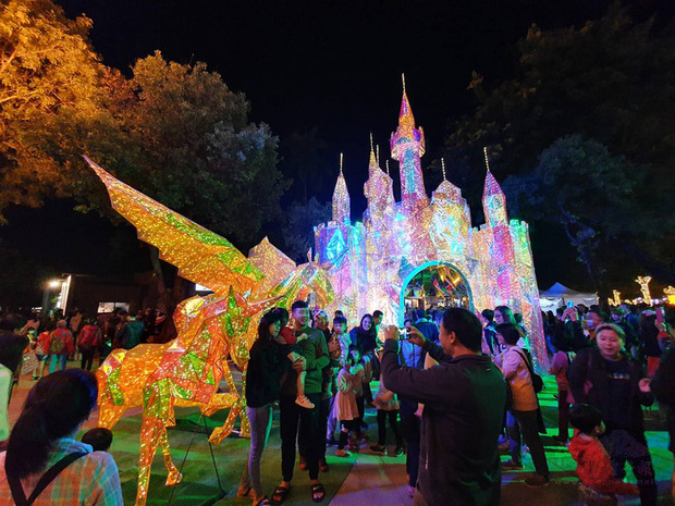 屏東公園耶誕燈飾「金色奇幻童話世界」，被新加坡媒體列為耶誕、跨年最佳打卡地點。(中央社提供)