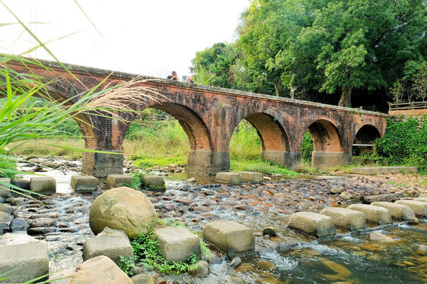 大平紅橋建於日治時期（公元1923年），興建時採石灰膏摻糯米固定紅磚，老一輩人又稱為「紅橋」或「糯米橋」，橋身設5座橋拱，造型優雅。（中央社提供）