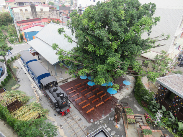 日治時期的旗山車站經高雄市文化局列為歷史建築逃過拆除命運，改建為「糖鐵故事館」重現30年代糖鐵旗尾線的黃金歲月，圖為老蒸汽火車頭回娘家，重現昔日車站風華。（高雄市歷史博物館提供）